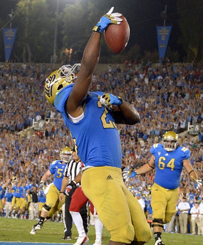Bruins RB Johnathan Franklin finishes with 276 combined yards, including this go-ahead TD catch with 2:13 left. (US Presswire)