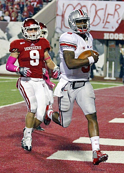 Braxton Miller, who rushes for 149 yards in the Buckeyes' win, scores on a 67-yard run in the third quarter. (AP)