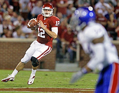  Landry Jones throws for 291 yards and three touchdowns in the Sooners' 52-7 win. (AP)