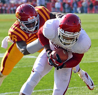 Sterling Shepard makes a 20-yard TD grab to get Oklahoma on the board first in its 21st straight win at Iowa State.  (US Presswire)