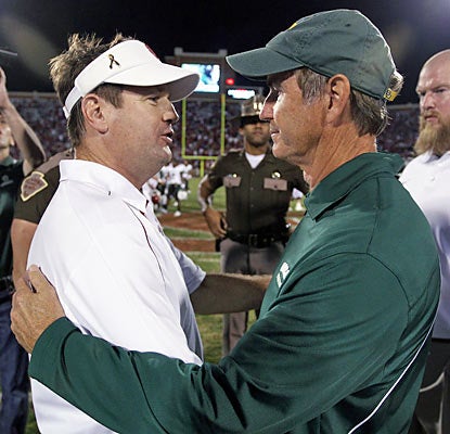 Art Briles congratulates Bob Stoops (L), who earns his 146th win at Oklahoma. He is now 11 wins shy of Barry Switzer's record. (AP)