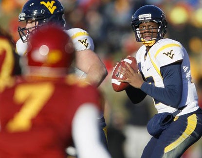 Geno Smith and the Mountaineers finally snap their losing streak. Smith completes 22 of 31 for 236 yards and two touchdowns. (AP)