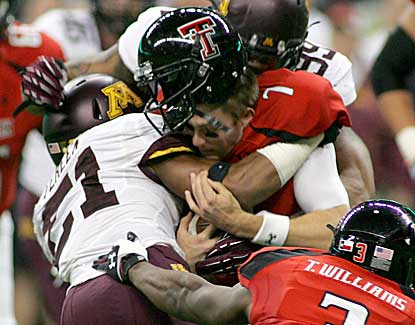 Texas Tech quarterback Seth Doege, who passes for 271 yards, loses his helmet in the first half. (US Presswire)