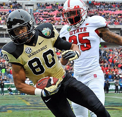 WR Chris Boyd catches a touchdown pass as Vanderbilt builds a first-half lead over NC State. (US Presswire)