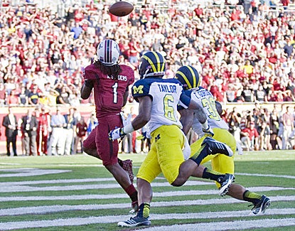 South Carolina's Ace Sanders beats two Michigan defenders and hauls in a touchdown pass. (US Presswire)