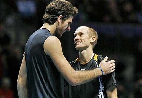 Towering over his rival, Del Potro congratulates Davydenko. 
