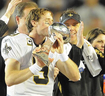 Brees kisses the Lombardi Trophy. 