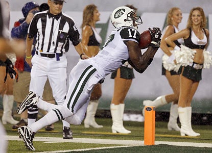 Plaxico Burress hauls in an impressive over-the-shoulder 26-yard pass for his first touchdown catch since making his comeback. (US Presswire)