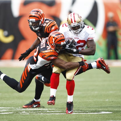 San Francisco RB Kendall Hunter battles two Cincinnati defenders before scoring the game's only TD.  (Getty Images)