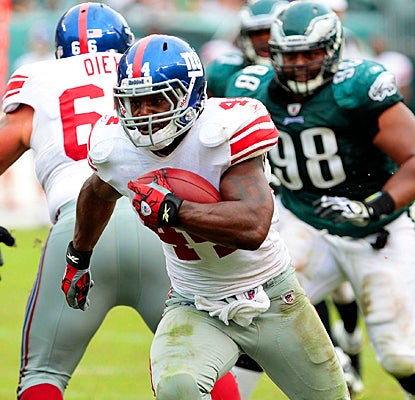 The Giants' Ahmad Bradshaw runs a pass in for an 18-yard touchdown against the Eagles. (Getty Images)