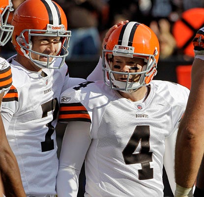 Phil Dawson draws a crowd after his 53-yard field goal in the fourth quarter provides the decisive points for Cleveland.  (AP)