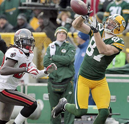 Jordy Nelson hauls in two touchdowns for the second straight week. The wideout finishes with 123 yards on the day. (AP)