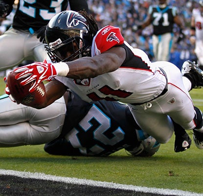 Julio Jones stretches the ball across the goal line to give the Falcons their first lead of the game.  (Getty Images)