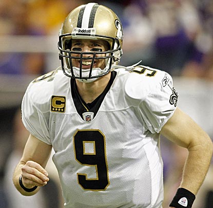 Drew Brees looks unstoppable as he gets within 304 yards of Dan Marino's single-season passing yardage record.  (US Presswire)