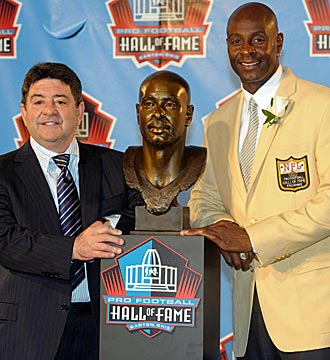 Eddie DeBartolo Jr. presented Niners icon Jerry Rice at Hall of Fame ceremonies Aug. 2, 2010. (US Presswire)