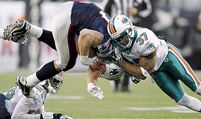 The Jets imported Yeremiah Bell (37) from Miami to help contain Rob Gronkowski. (Getty Images)