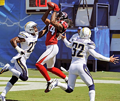 Falcons receiver Roddy snags a pass between Chargers Quentin Jammer (left) and Eric Weddle during Atlanta's win. (AP)