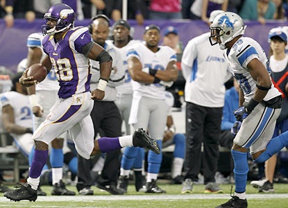 Adrian Peterson runs for 171 yards on 27 carries -- his fourth straight game with more than 120 yards on the ground with a TD. (AP)