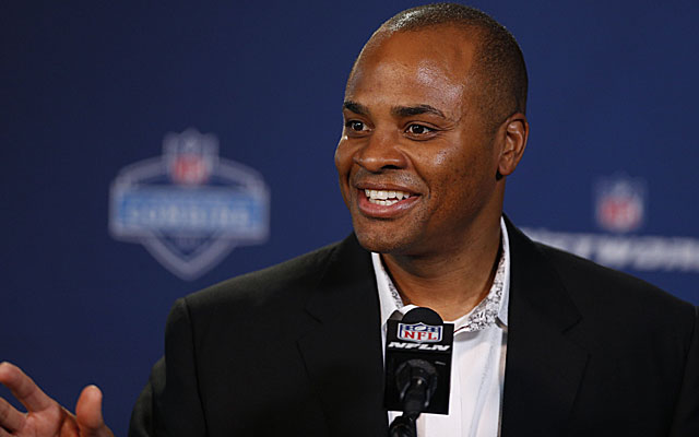 Prying the No. 1 pick out of Texans GM Rick Smith could be a costly maneuver. (USATSI)