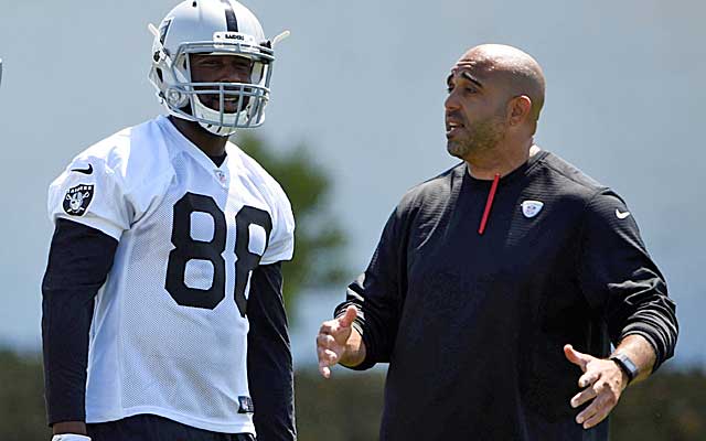 Clive Walford should see plenty of balls from Derek Carr in Oakland. (USATSI)