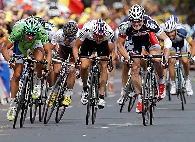 Greipel (right) beats out top sprinter Peter Sagan, wearing the green jersey, to take the 13th stage. (AP)
