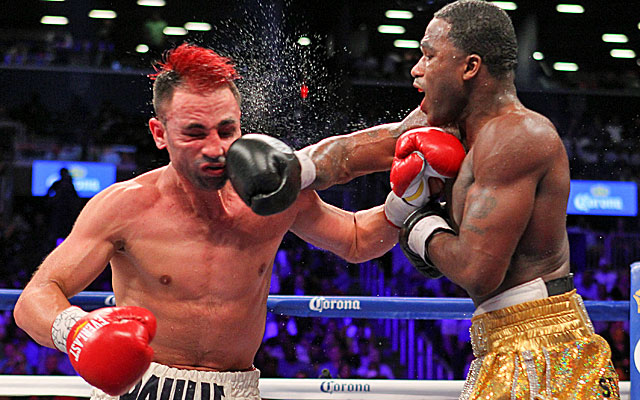 Adrien Broner (right) defeats Paulie Malignaggi by split decision for the welterweight title. (USATSI)