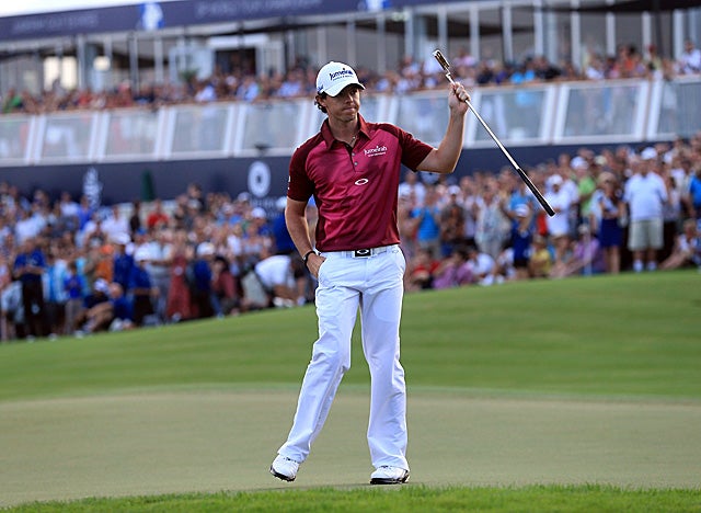 McIlroy acknowledges the gallery after holing a birdie on the par-5 18. (Getty Images)