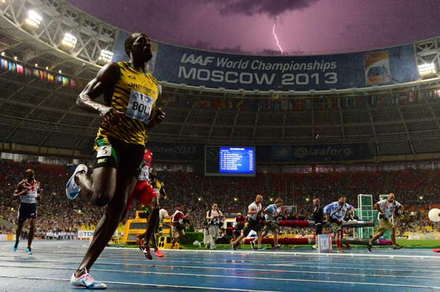 Usain Bolt wins 100 meters at worlds; subject of perfectly-timed photo - CBSSports.com