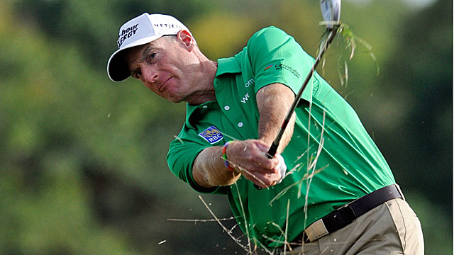 Jim Furyk recovers from a sluggish start, holding onto the lead and giving himself a shot for a win. (USATSI)