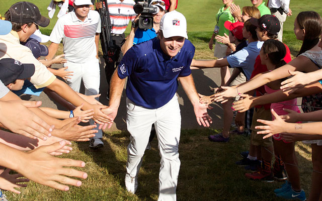 Kevin Streelman accepts congratulations from the gallery after his record-setting finish. (USATSI)