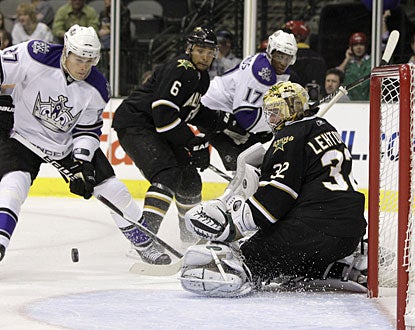 Alexei Ponikarovsky (27) finds himself in the right place outside the crease to shove a backhander past Kari Lehtonen. (AP)