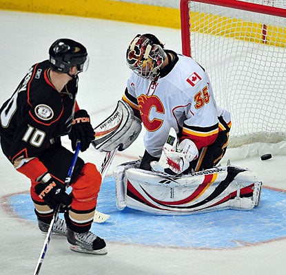 Corey Perry beats Henrik Karlsson for the decisive goal in the shootout. (US Presswire)