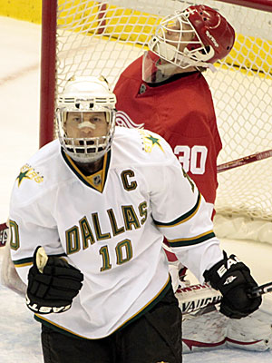 Brenden Morrow helped the Stars top the Wings in OT on Sunday with an equalizing goal in the third period. (AP)