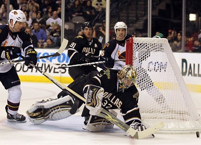 Stars goalie Kari Lehtonen makes one of his 29 saves in his first game against his former team. (Getty Images)