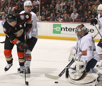 Teemu Selanne of the Ducks shoots against Oilers goalie Nikolai Khabibulin and scores his 1,300th career point. (Getty Images)