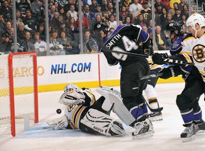 Ryan Smyth scores against Tim Thomas to give the Kings thier first power-play goal in eight games.  (Getty Images)