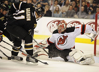 Johan Hedberg makes a right-pad save with pressure from two Dallas players en route to his second 1-0 win in three games. (US Presswire)