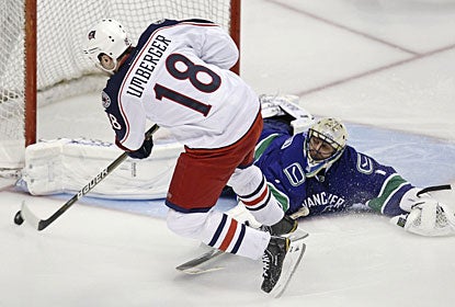 Roberto Luongo stretches to the max to keep R.J. Umberger from scoring in the shootout. (AP)