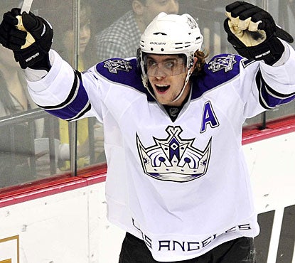 Anze Kopitar scores a goal and also sets a Kings record by playing in his 325th consecutive game. (US Presswire)