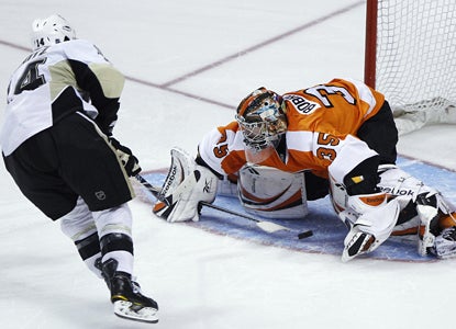 Chris Kunitz scores the game-winning goal against Flyers goalie Sergei Bobrovsky in a shootout. (AP)