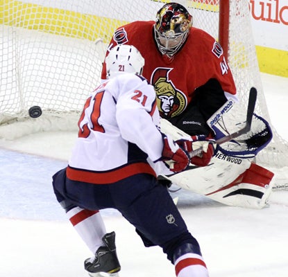 Senators goalie Craig Anderson comes up big against Brooks Laich and the Capitals, recording a 31-save shutout. (AP)