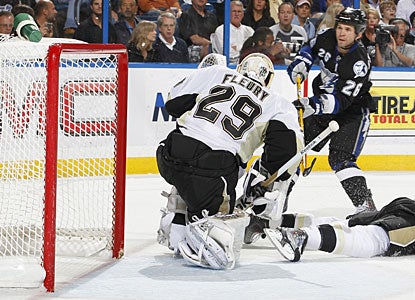 Martin St. Louis picks the right time to score his 30th goal of the season to lead his team to an important win. (Getty Images)