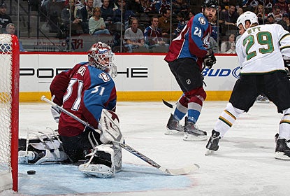 Stars' Steve Ott looks to get to a rebound after goalie Peter Budaj loses sight of the puck. (AP)