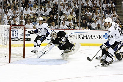 Nate Thompson does not miss this good scoring opportunity with plenty of open net in front of him. (US Presswire)