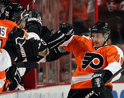 Danny Briere's clutch goal in the end proves to be the winning goal for Philadelphia in Game 2. (Getty Images)