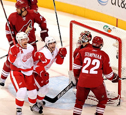 Patrick Eaves (center) scores two of the visitors' six goals and the Red Wings will be moving on to the next round.  (Getty Images)