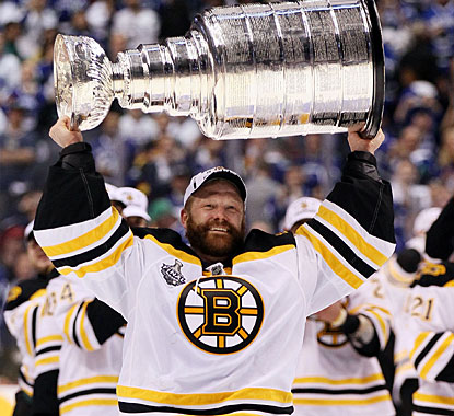 Tim Thomas, who is named the playoffs MVP, lifts the bigger trophy -- the Stanley Cup. (Getty Images)