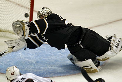 Kari Lehtonen makes a spectacular diving save in the second period, one of his several quality stops. (AP)
