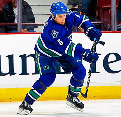 Sami Salo scores the deciding goal for Vancouver with 21 seconds remaining in overtime. (Getty Images)