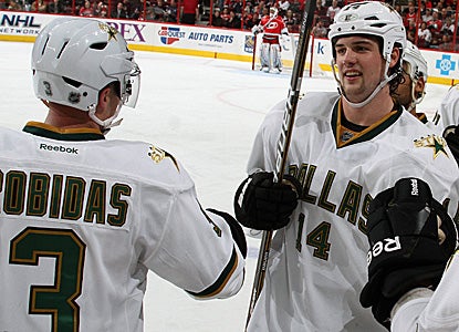 Jamie Benn (14) scores twice to help the Stars become the first team with 10 wins. (Getty Images)